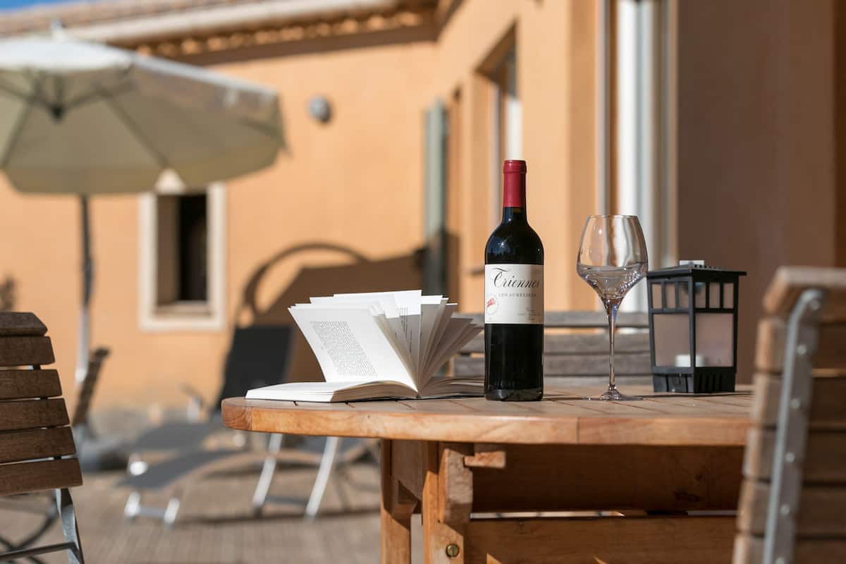Vin Triennes sur la terrasse