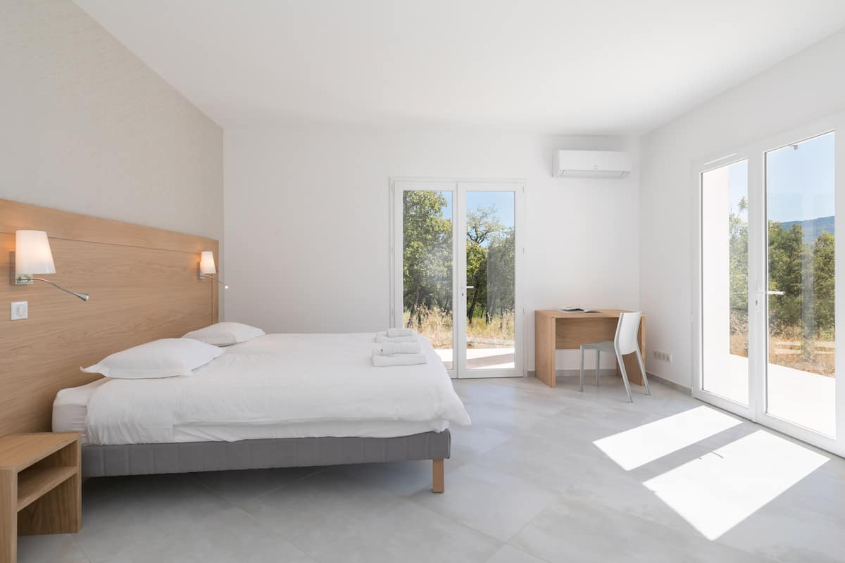 Chambre spacieuse avec portes-fenêtres