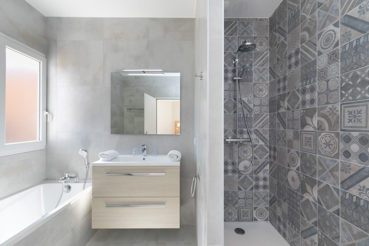 Salle de bain moderne avec baignoire