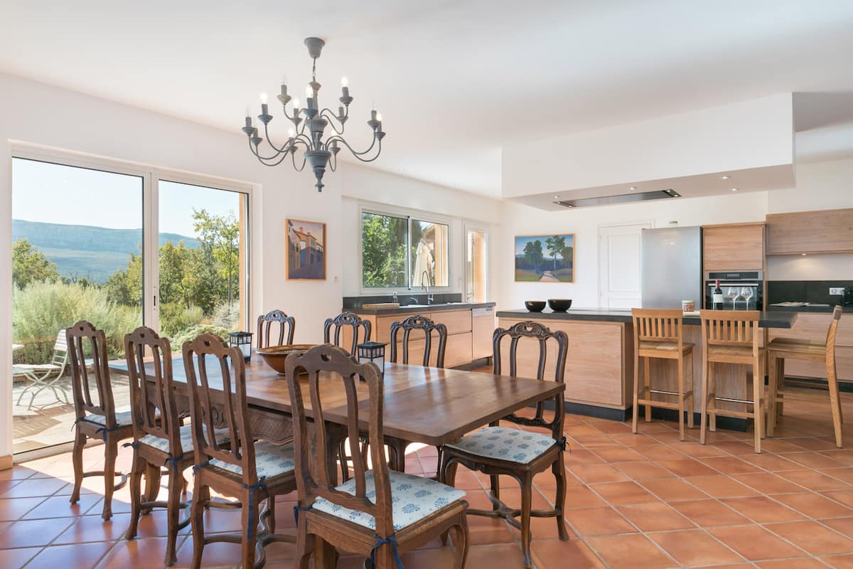 Grande salle à manger et cuisine ouverte